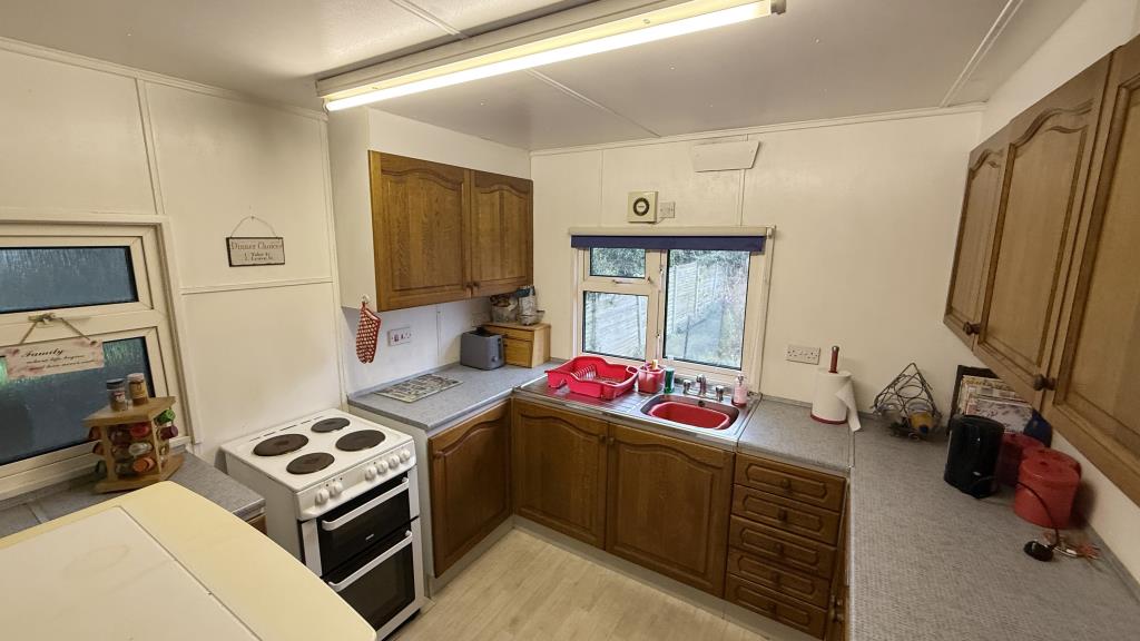 Lot: 76 - 0.28 ACRE SITE WITH RESIDENTIAL DEVELOPMENT OPPORTUNITIES - Kitchen